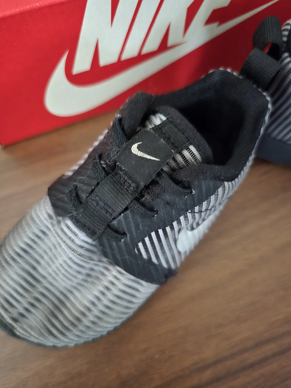 Nike Roshe One Kids Sneakers in Black and Gray
